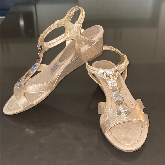 New woman’s east 5th sandals with small wedge - Picture 7 of 16